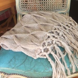 Vince Camuto Beige Wrap Scarf with Fringe ⭐️❄️